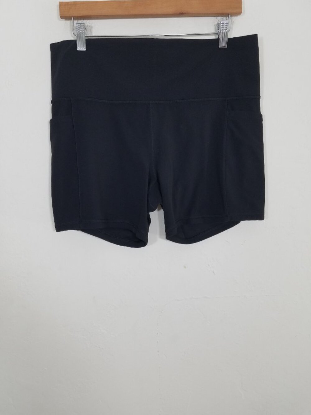 EUC Athleta Salutation Stash Pocket 5" Shorts Black Size XL